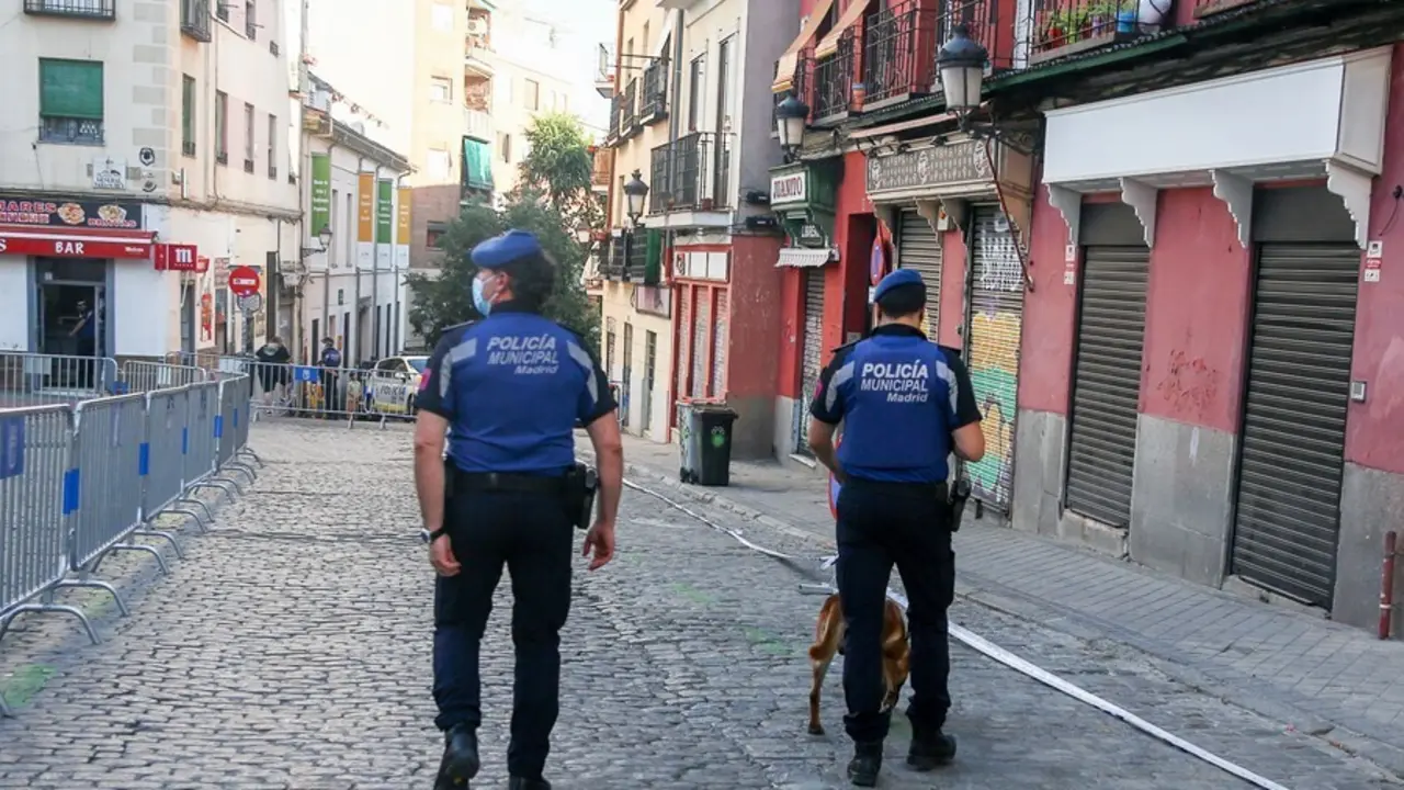 Archivo - Dos polic&iacute;as municipales de Madrid.