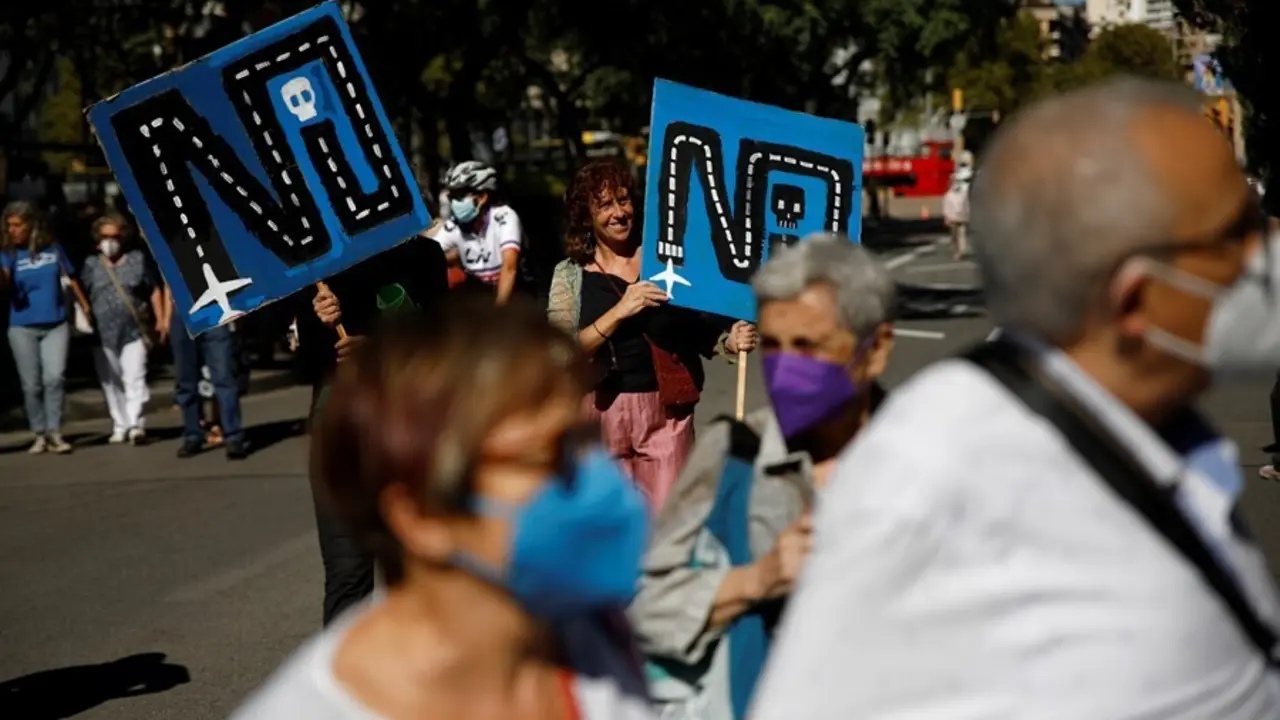 Una participante de la manifestaci&oacute;n en Barcelona para protestar contra el proyecto de ampliaci&oacute;n del Aeropuerto de El Prat-Barcelona