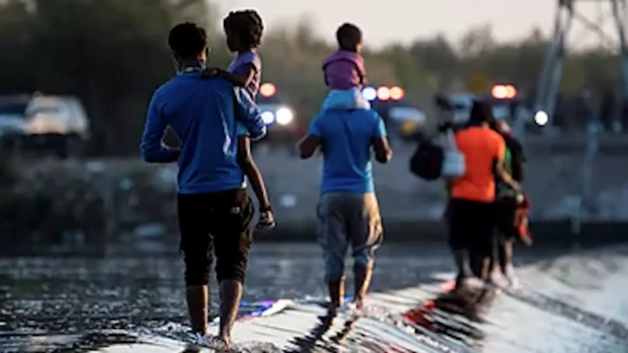 Migrantes procedentes de Hait&iacute; cruzan el R&iacute;o Bravo hoy, en Ciudad Acu&ntilde;a, en Coahuila (M&eacute;xico).Miguel SierraEFE