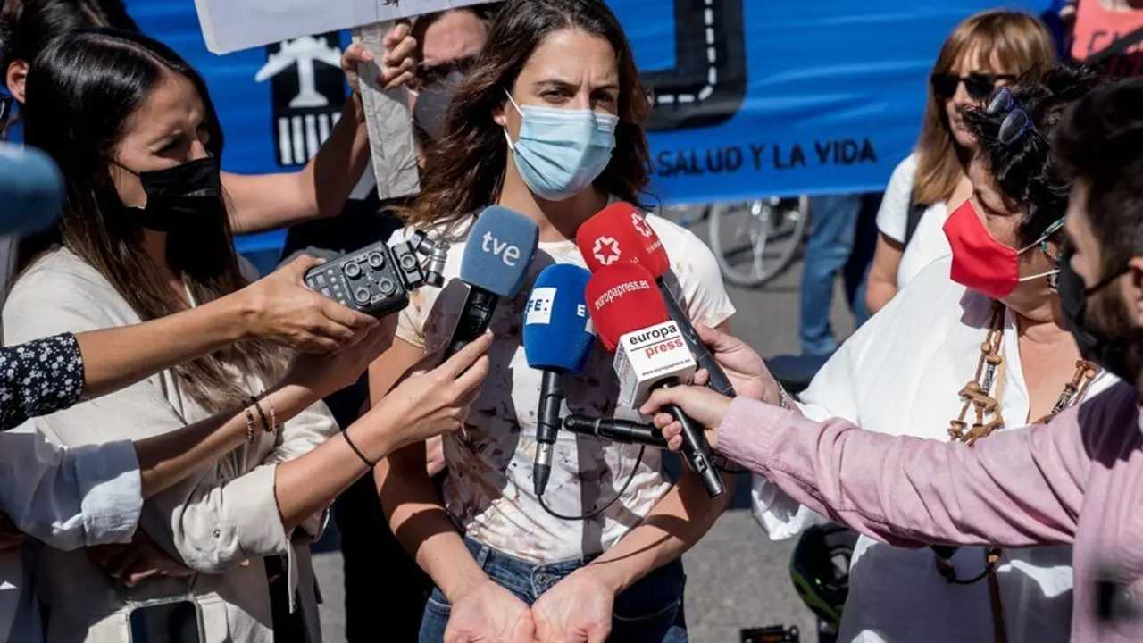 La portavoz de M&aacute;s Madrid en el Ayuntamiento de Madrid, Rita Maestre, ofrece declaraciones a los medios en una concentraci&oacute;n contra la ampliaci&oacute;n del aeropuerto Adolfo Su&aacute;rez Madrid-Barajas.