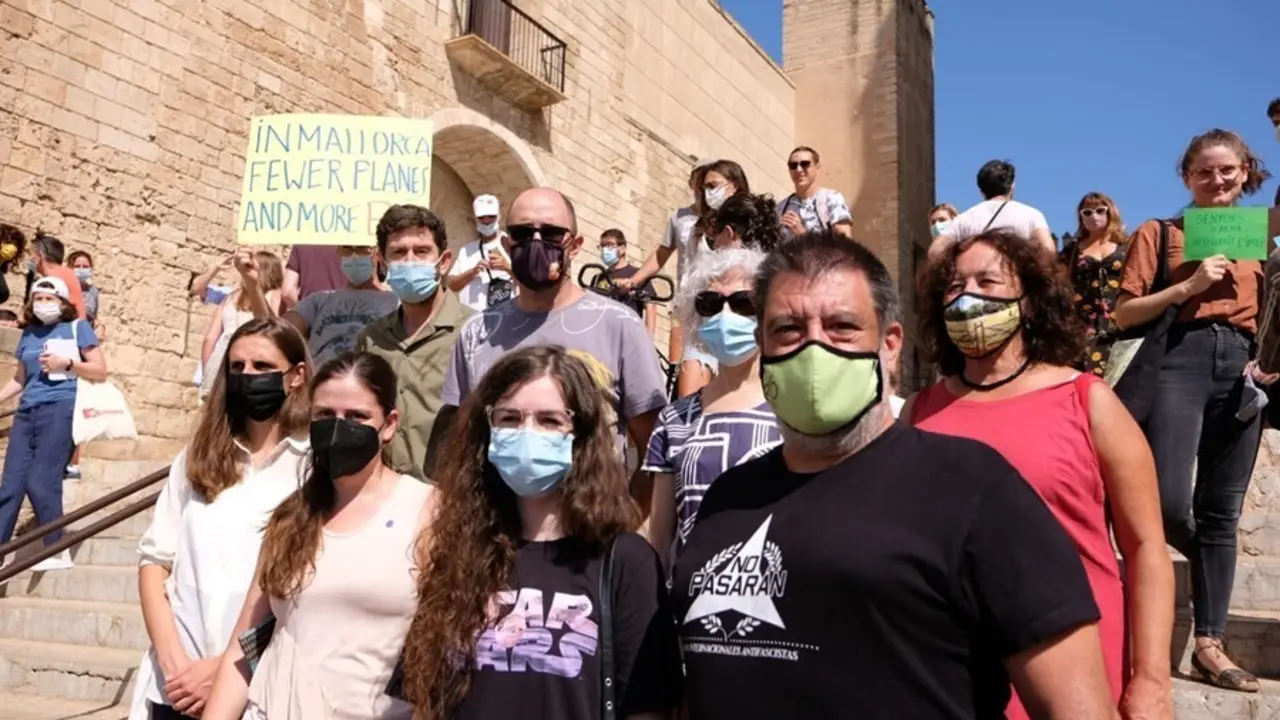 Representantes de Unidas Podemos participan en la concentraci&oacute;n contra la ampliaci&oacute;n del aeropuerto de Palma