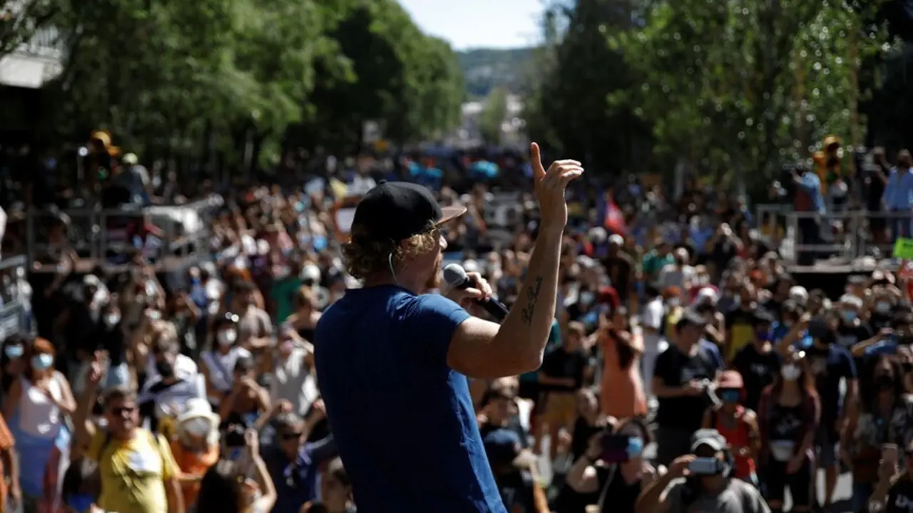El cantante Macaco act&uacute;a en una concentraci&oacute;n contra la ampliaci&oacute;n del Aeropuerto de Barcelona-El Prat, a 19 de septiembre de 2021, en Barcelona, Catalunya (Espa&ntilde;a). 