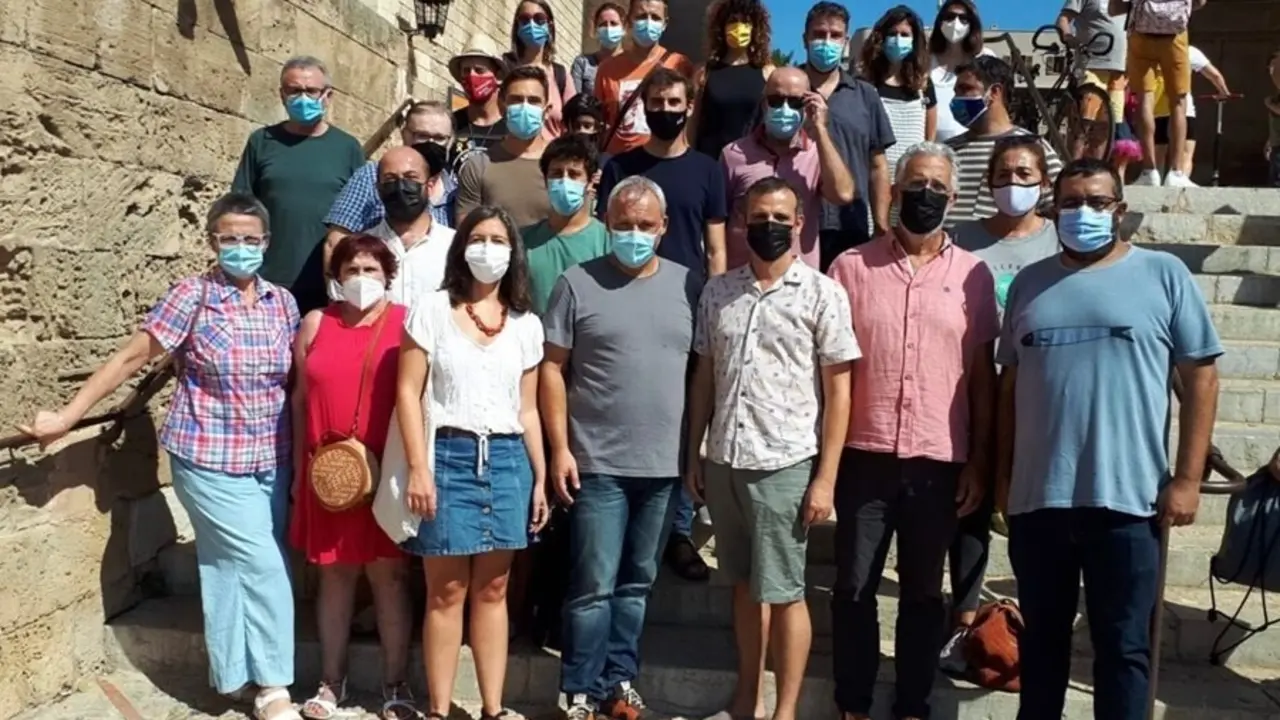 Representantes de M&Eacute;S per Mallorca participan en la concentraci&oacute;n para decir "no" a la ampliaci&oacute;n del aeropuerto de Palma.