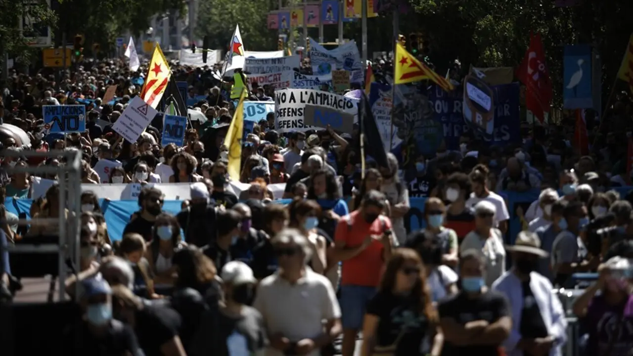 Concentraci&oacute;n en Barcelona contra el proyecto de ampliaci&oacute;n del Aeropuerto de Barcelona-El Prat