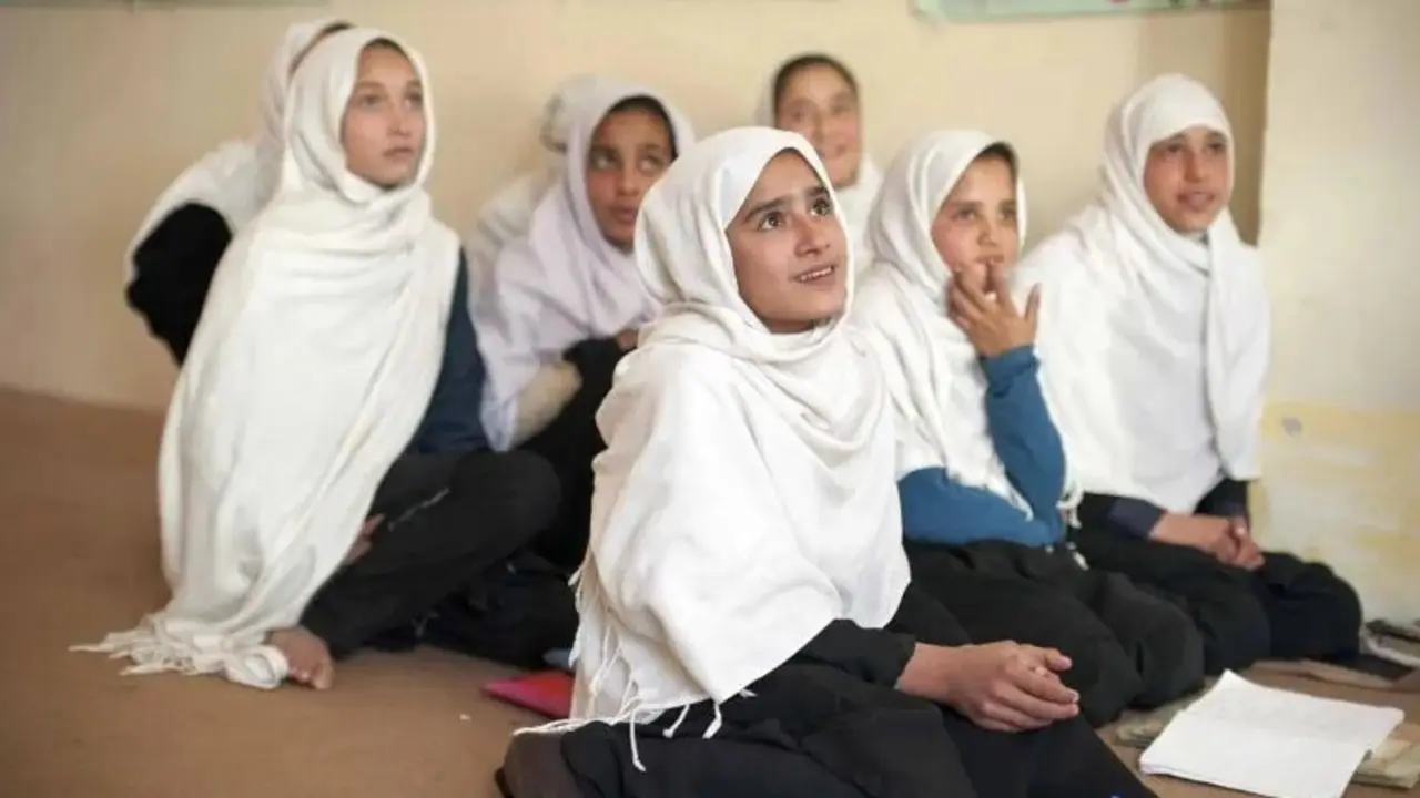 Archivo - Ni&ntilde;as en una clase en un colegio afgano