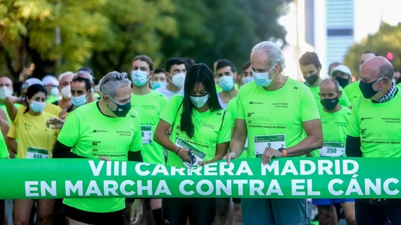El consejero de Sanidad de la Comunidad de Madrid, Enrique Ruiz Escudero, y la vicealcaldesa de Madrid, Bego&ntilde;a Villac&iacute;s, en la Carrera Madrid en Marcha Contra el C&aacute;ncer, de la Asociaci&oacute;n Espa&ntilde;ola Contra el C&aacute;ncer (AECC)