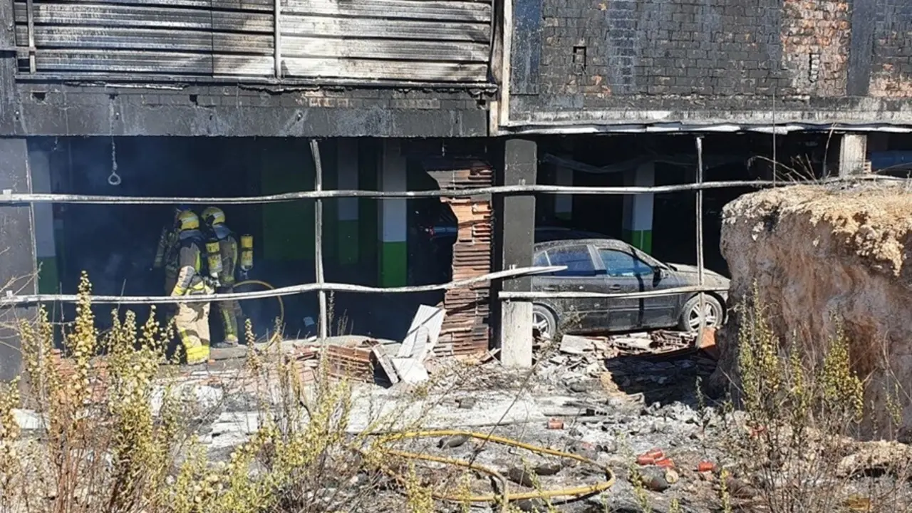 Archivo - Resultado del incendio en un edificio de Lleida.
