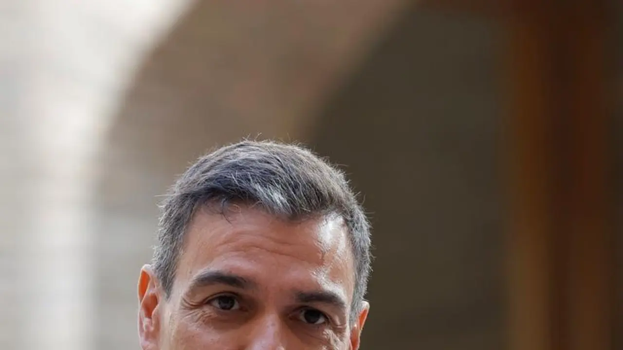 El presidente del Gobierno, Pedro S&aacute;nchez, responde a los medios tras una reuni&oacute;n con el presidente de Arag&oacute;n en el Edificio Pignatelli, a 16 de septiembre de 2021, en Zaragoza, Arag&oacute;n (Espa&ntilde;a). El jefe del Ejecutivo y el presidente de Arag&oacute;n se re&uacute;nen es