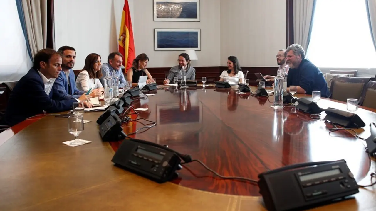 Archivo - Imagen de recurso de (I-D) de dirigentes de Unidas Podemos  Jaume Asens, Alberto Garz&oacute;n, Ione Belarra, Enrique Santiago, Yolanda D&iacute;az;  , Irene Montero, Pablo Echenique; y  Juantxo L&oacute;pez Uralde con el exsecretario general de Podemos Pablo Iglesi