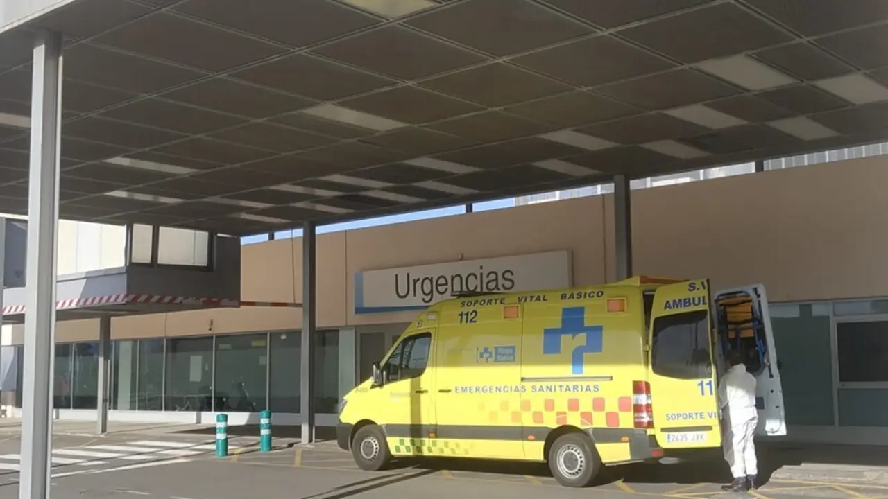 Archivo - Servicio de urgencias del hospital San Pedro, ambulancias
