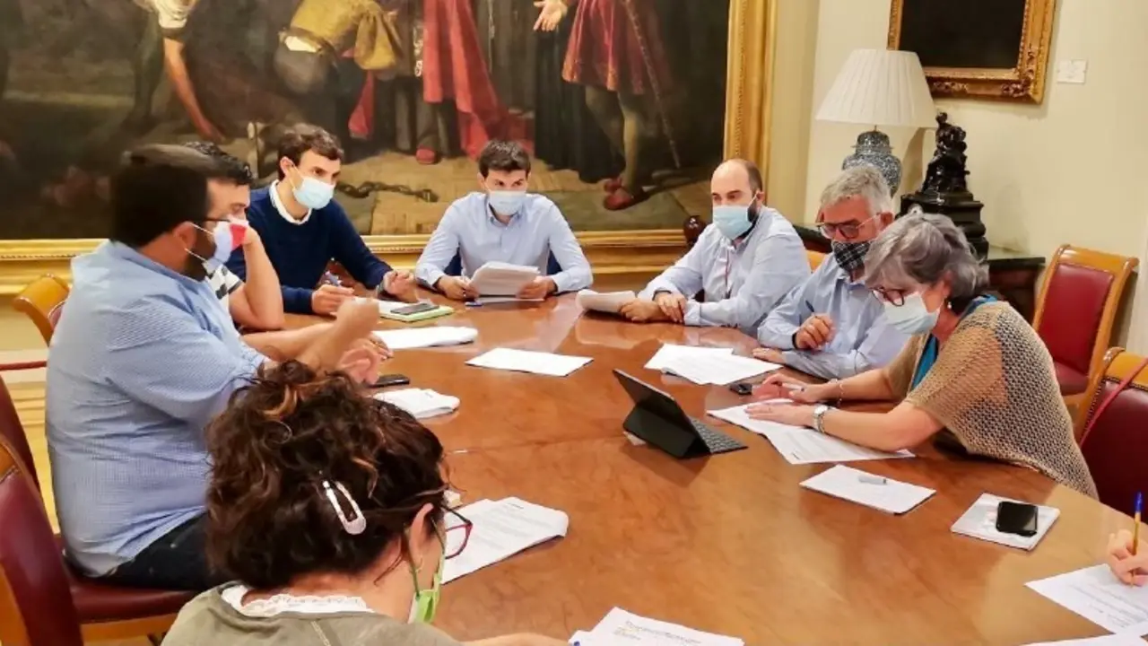 El senador Vicen&ccedil; Vidal, de M&Eacute;S per Mallorca, en una mesa de trabajo.