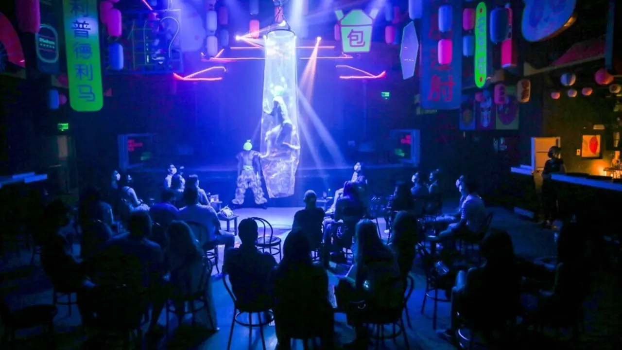 Archivo - P&uacute;blico asistente observa la actuaci&oacute;n de bailarines en la discoteca U&ntilde;as Chun Lee.