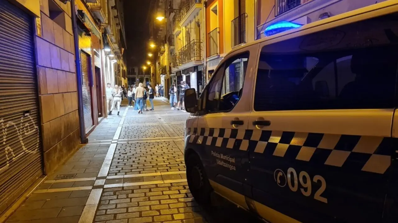 Coche patrulla de la Polic&iacute;a Municipal de Pamplona en el Casco Antiguo de Pamplona