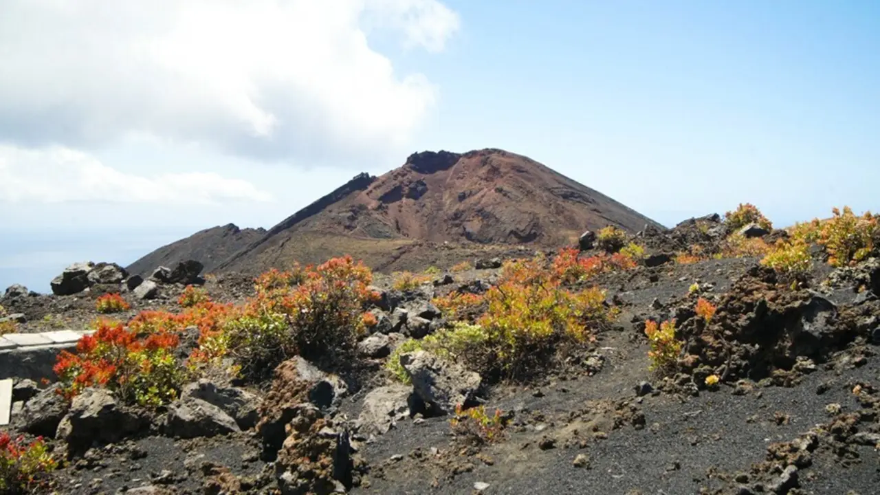 Archivo - Vista general de uno de los volcanes de Cumbre Vieja, una zona al sur de la isla, a 14 de septiembre de 2021, en Cumbre Vieja, La Palma, Islas Canarias, (Espa&ntilde;a). 