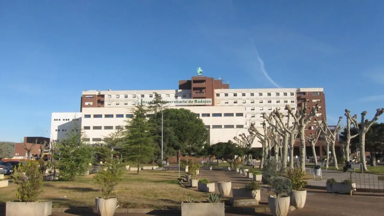 Archivo - Hospital Universitario de Badajoz, hasta donde ha sido trasladado el herido.