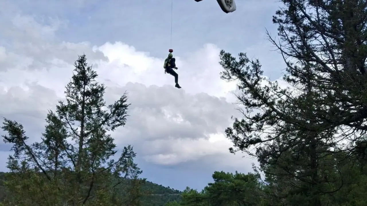 Archivo - Helic&oacute;ptero de la Guardia Civil en un rescate