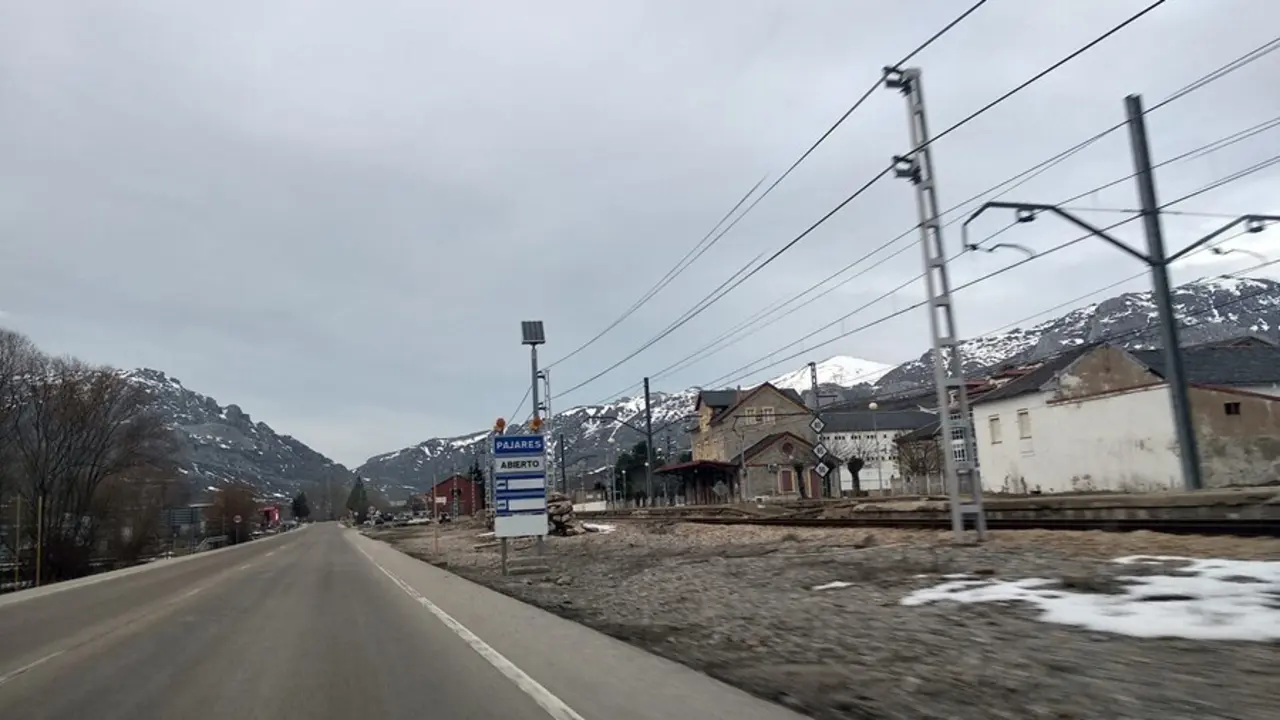 Archivo - Puerto de Pajares, v&iacute;as del tren junto a la carretera, variante de Pajares.