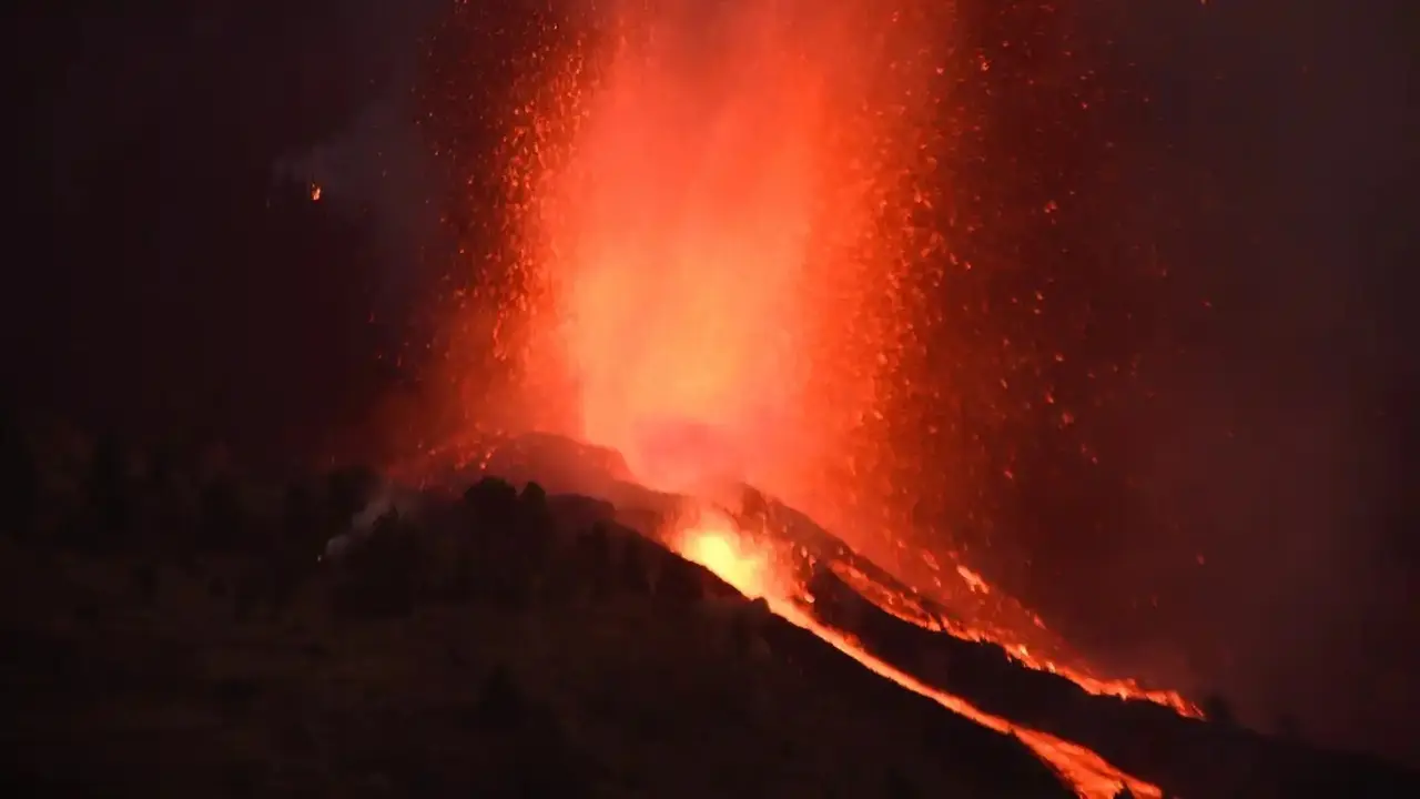Una erupci&oacute;n volc&aacute;nica ha comenzado esta tarde de domingo en los alrededores de Las Manchas, en El Paso (La Palma), despu&eacute;s de que el complejo de la Cumbre Vieja acumulara miles de terremotos en la &uacute;ltima semana, conforme el magma iba presionando el subsuelo en su ascenso. Las autoridades hab&iacute;an comenzado horas antes evacuar a las personas con problemas de movilidad en cuatro municipios. EFE/Miguel Calero