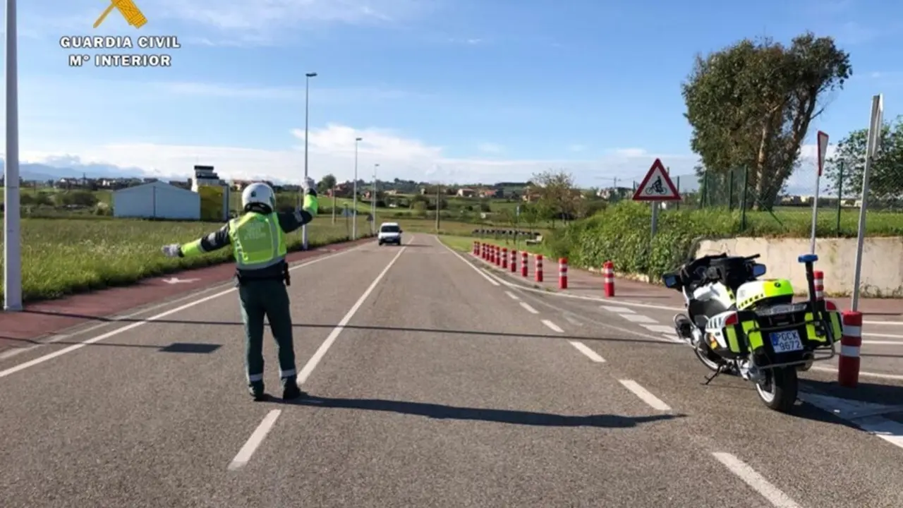 Archivo - Agente de la Guardia Civil de Tr&aacute;fico en una imagen de archivo