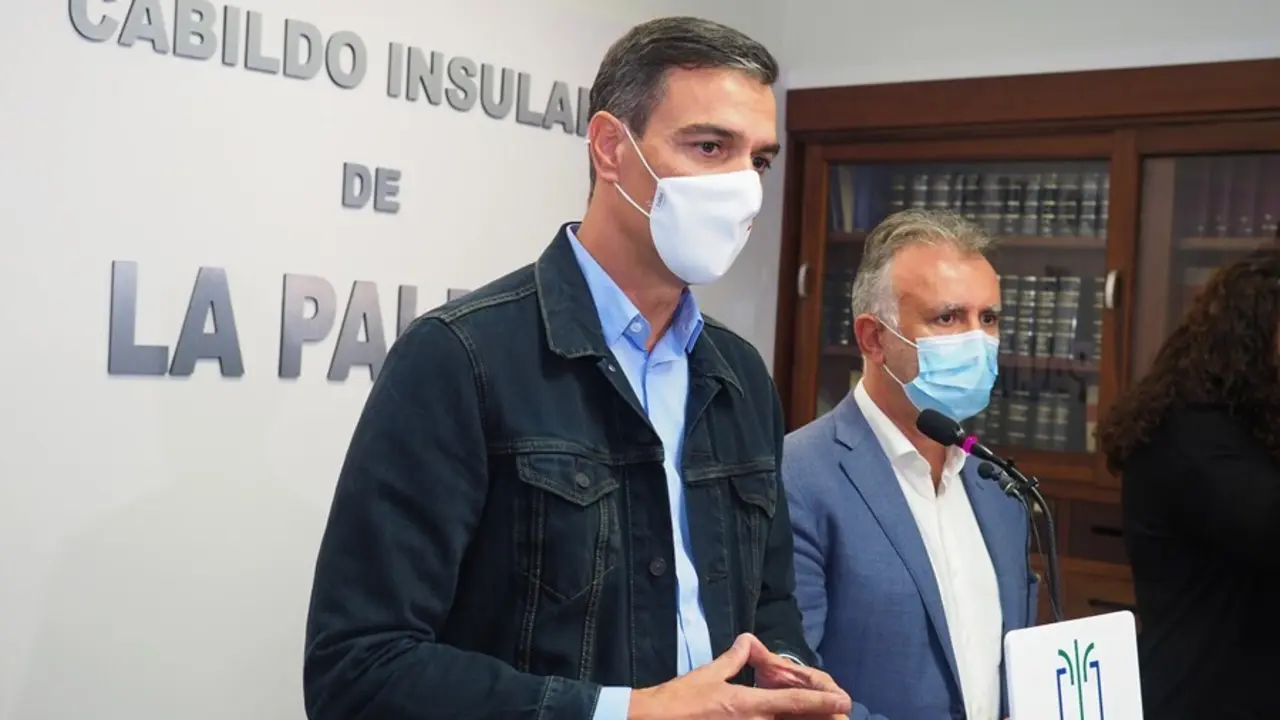 El presidente del Gobierno, Pedro S&aacute;nchez, y el presidente de Canarias, &Aacute;ngel V&iacute;ctor Torres, a 19 de septiembre de 2021, en El Paso, La Palma, Islas Canarias (Espa&ntilde;a). 