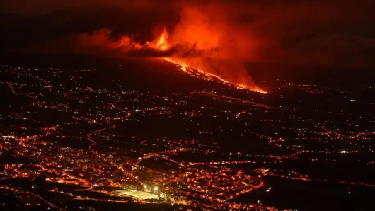 Una erupci&oacute;n volc&aacute;nica ha comenzado esta tarde de domingo en los alrededores de Las Manchas, en El Paso (La Palma), despu&eacute;s de que el complejo de la Cumbre Vieja acumulara miles de terremotos en la &uacute;ltima semana, conforme el magma iba presionando el subsuelo en su ascenso. En la imagen, vista de la colada de lava y del valle de Aridane desde el mirador de El Time, en el municipio de Tijarafe, en La Palma. EFE/Miguel Calero