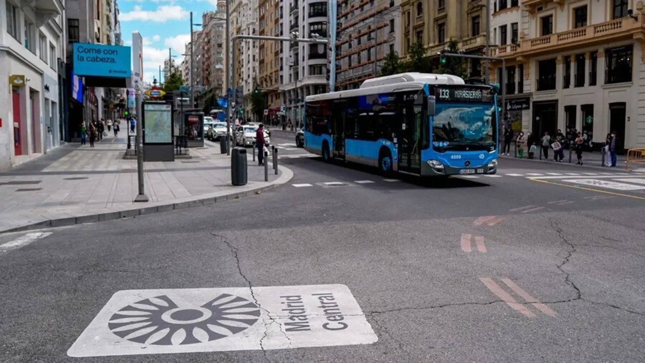 Archivo - Una se&ntilde;al de Madrid Central en la carretera, a 11 de mayo de 2021, en Madrid (Espa&ntilde;a). 
