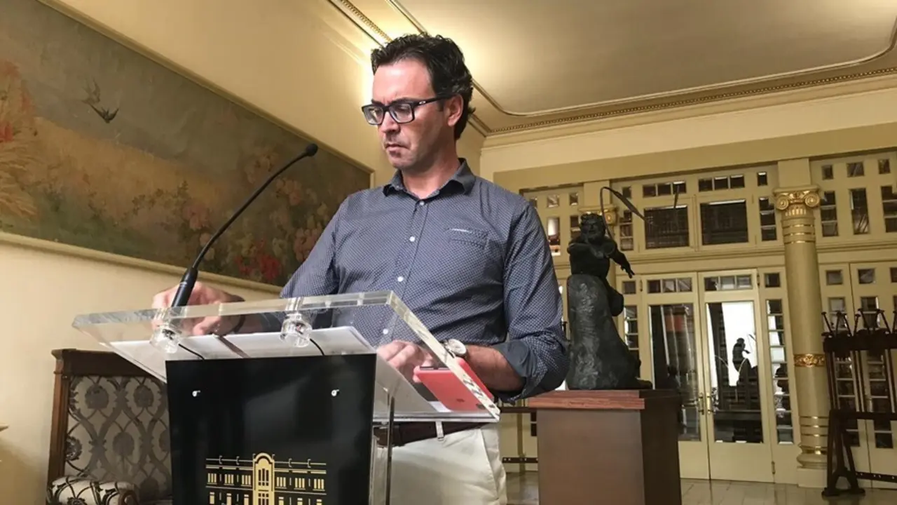 Archivo - El portavoz del PP, Toni Costa, en el Parlament.