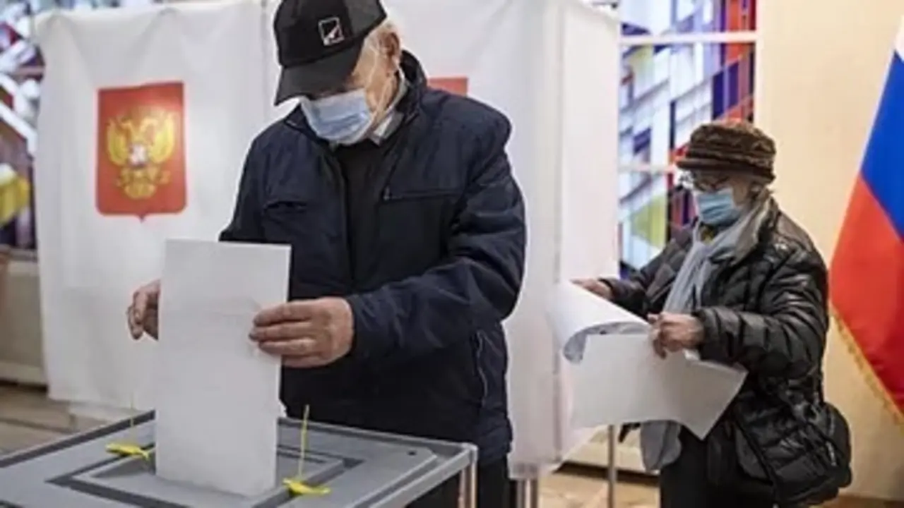 Un ciudadano ruso vota en la embajada rusa en Lituania.Mindaugas KulbisAP