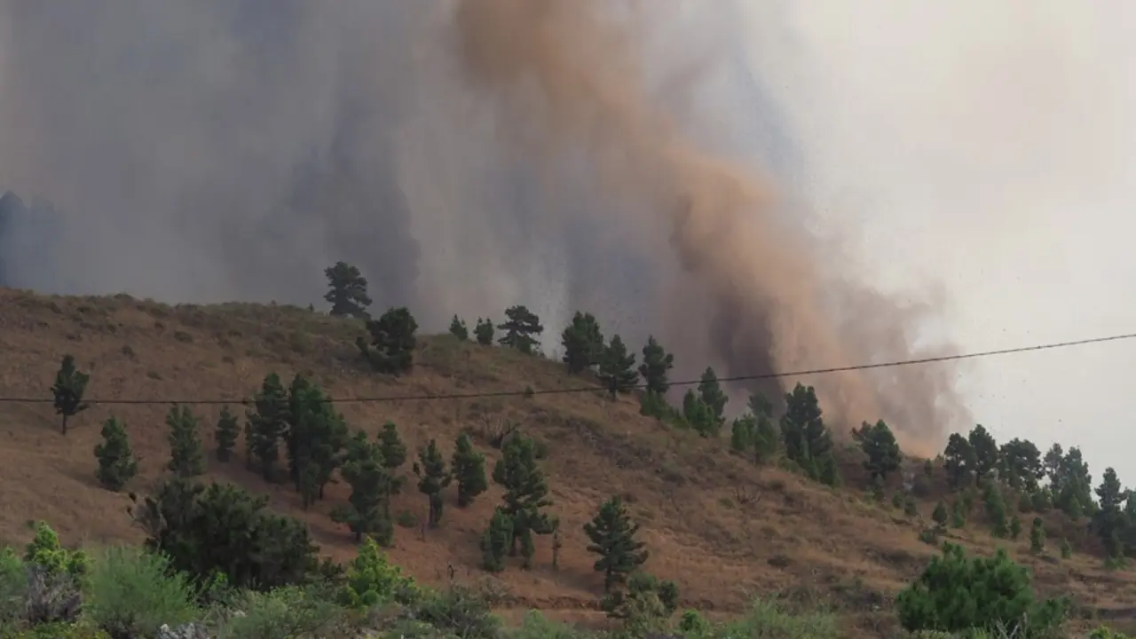 Una boca eruptiva expulsa lava y piroclastos en la zona de Cabeza de Vaca, en El Paso, La Palma