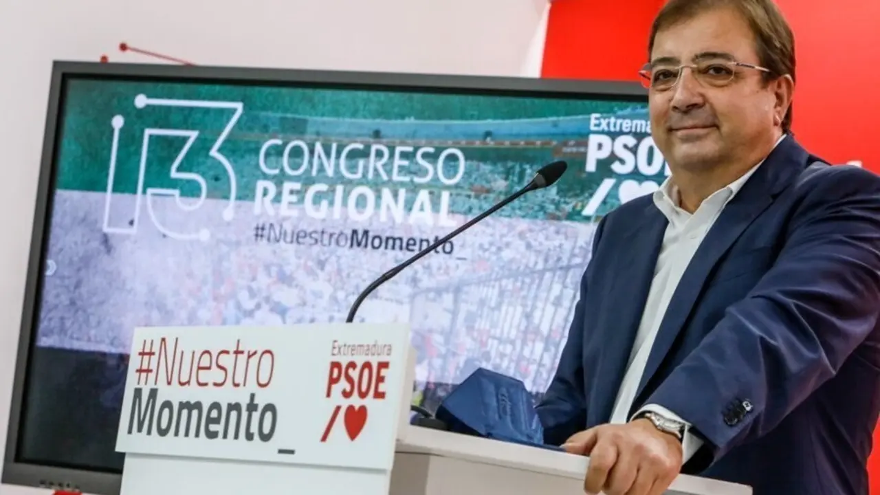 El secretario general del PSOE extreme&ntilde;o, Guillermo Fern&aacute;ndez Vara, en rueda de prensa tras su proclamaci&oacute;n para volver a liderar el partido en la regi&oacute;n