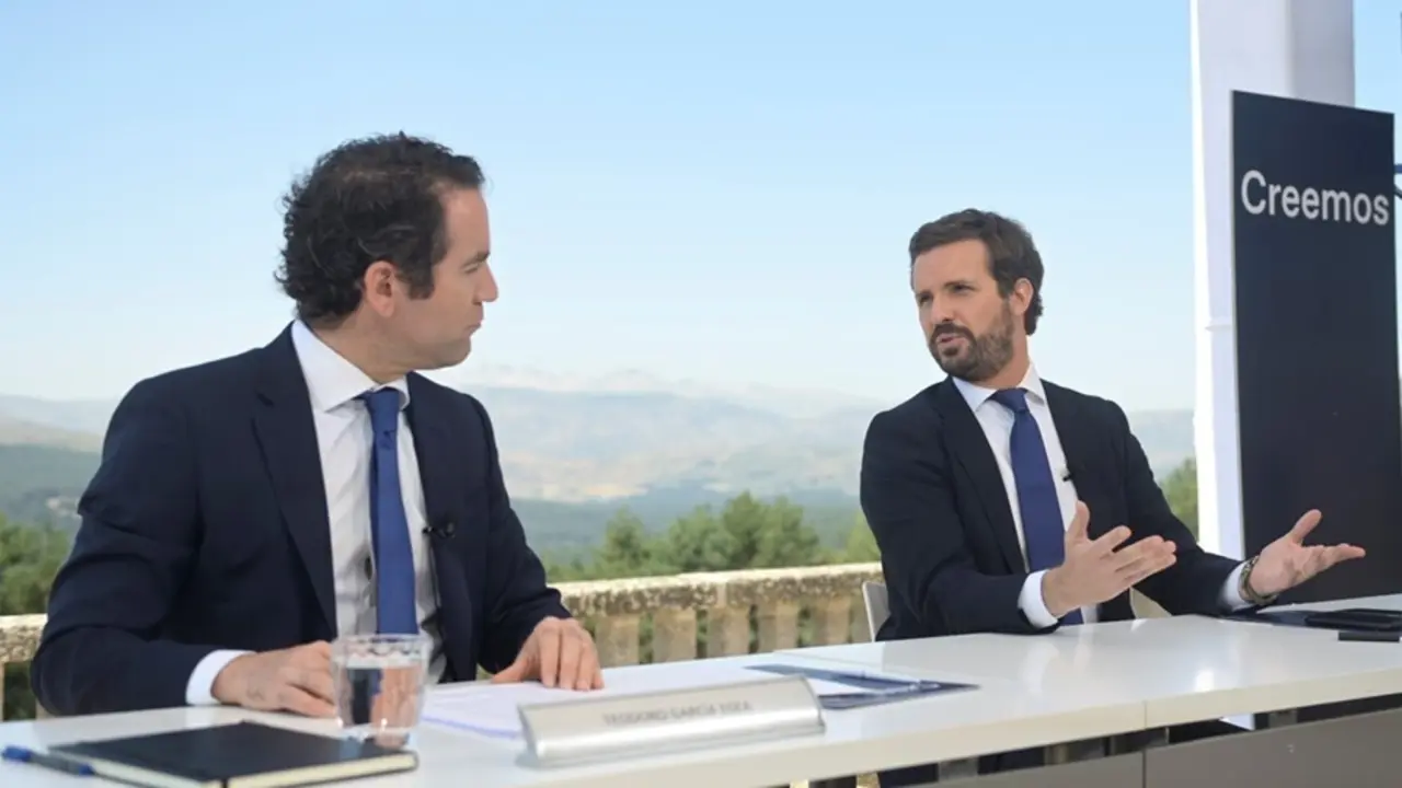 Archivo - El presidente del PP, Pablo Casado, acompa&ntilde;ado del secretario general del partido, Teodoro Garc&iacute;a Egea, preside la  reuni&oacute;n de la Junta Directiva Nacional del PP, en el Parador de Gredos, a 21 de julio de 2021.