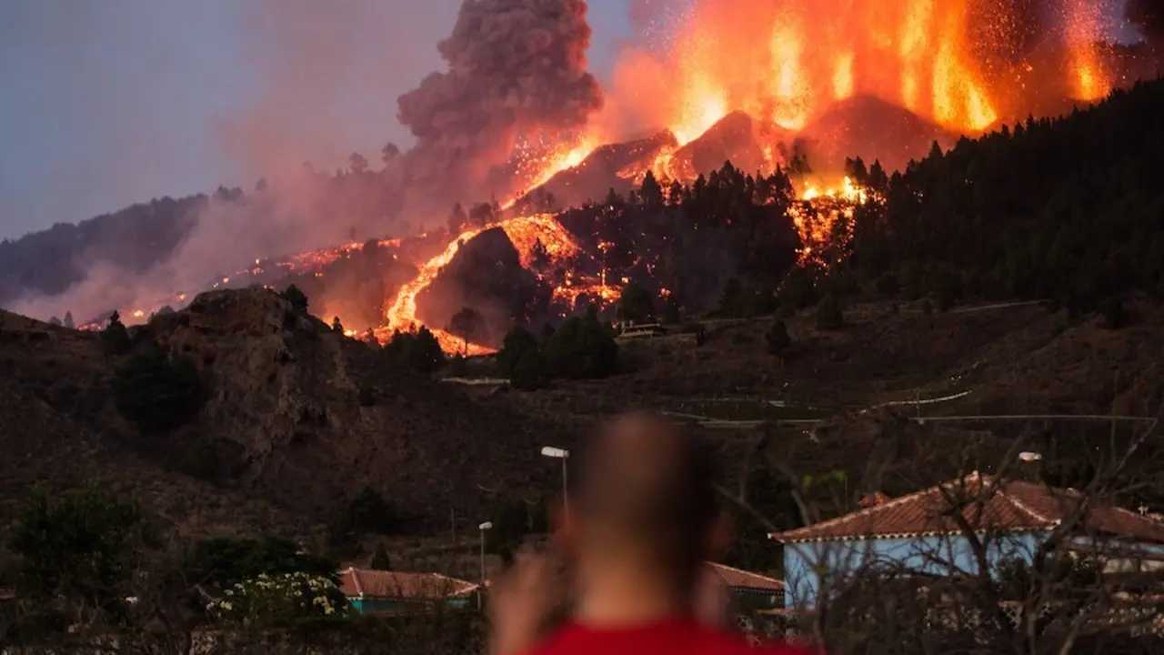 19 September 2021, Spain, La Palma: Lava and smoke are seen following the eruption of the volcano Cumbre Vieja on the Canary island of La Palma. A volcano erupted on the Spanish island of La Palma on Sunday, with several explosions in the El Paso municipality in the south of the island forcing at least 2000 people to flee the area, according to local media. Photo: Arturo Jimenez/dpa
19/9/2021 ONLY FOR USE IN SPAIN