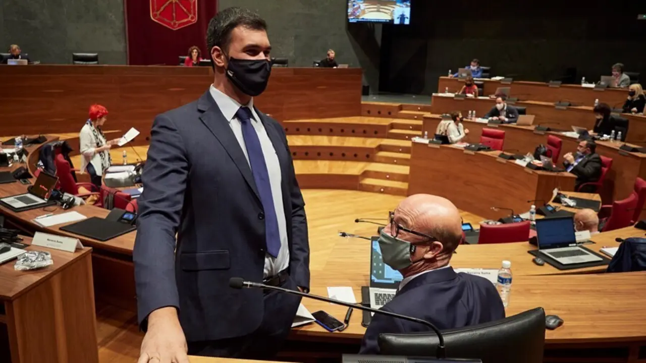 Archivo - El parlamentario de Navarra Suma, Javier Garc&iacute;a, de pie, junto al parlamentario de Navarra Suma Jos&eacute; Su&aacute;rez en un pleno del Parlamento de Navarra.