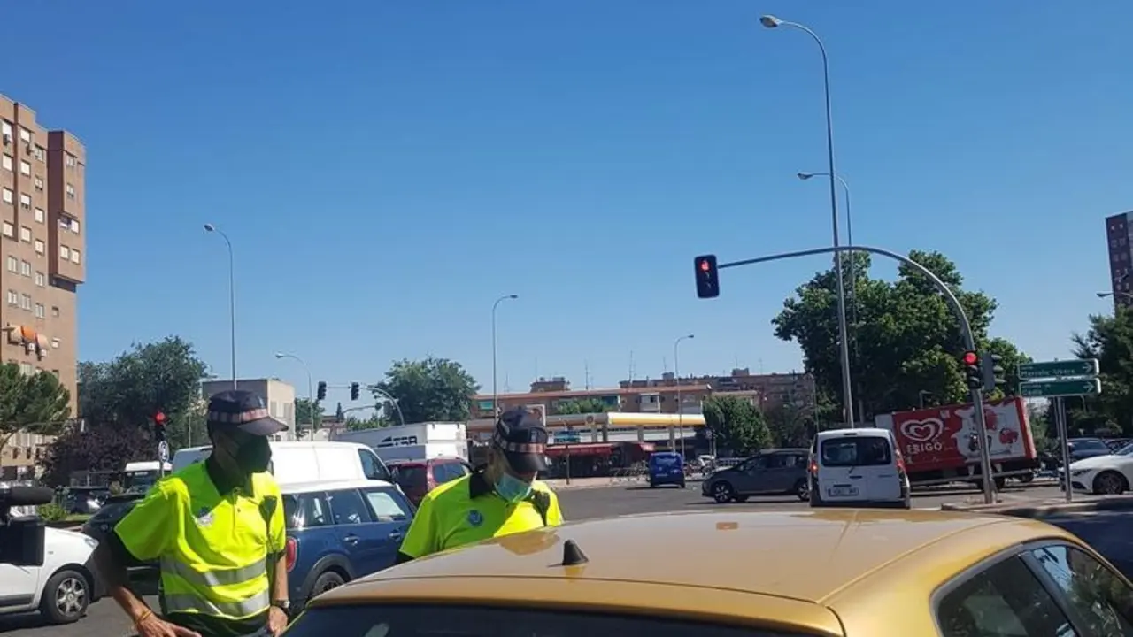 Archivo - Agentes de movilidad en Plaza El&iacute;ptica