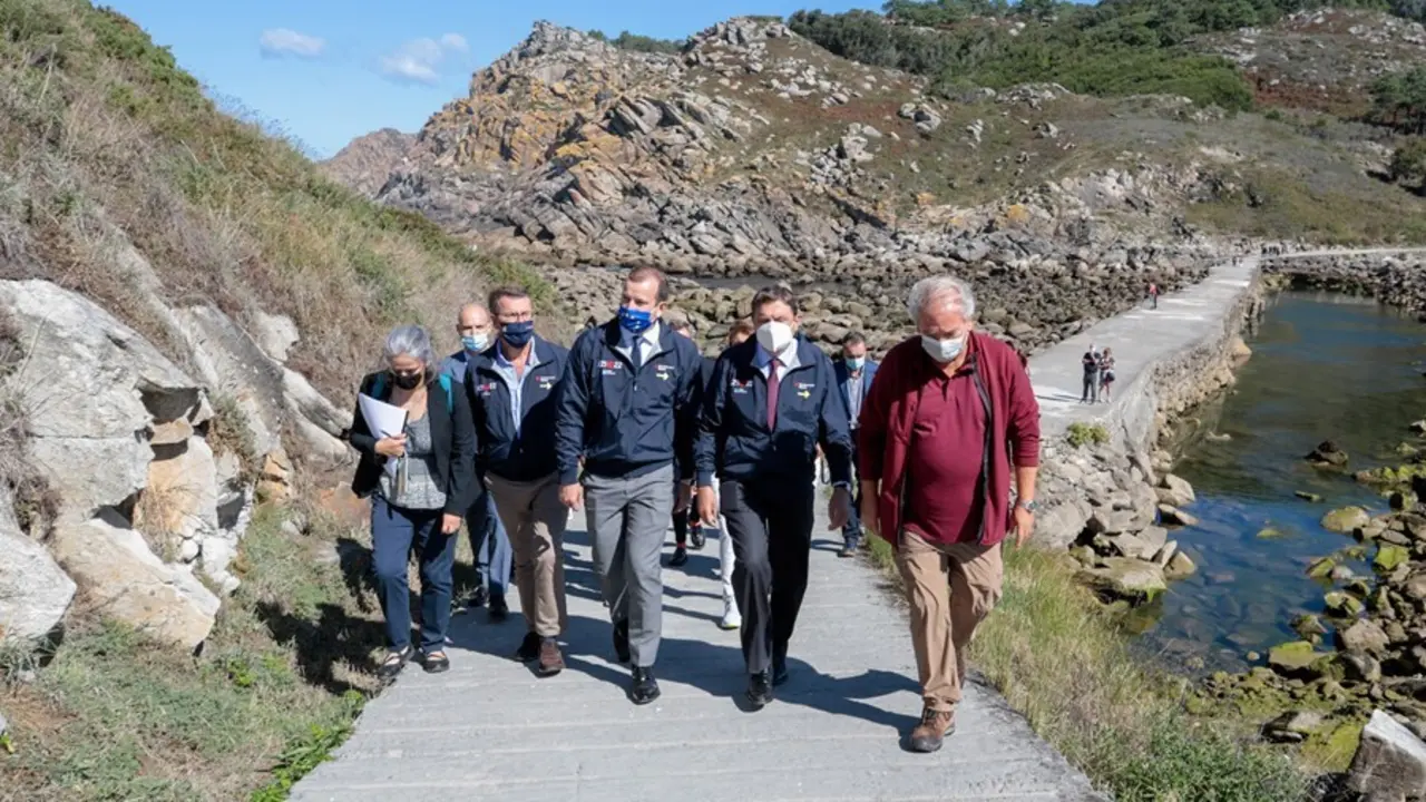 El presidente de la Xunta, Alberto N&uacute;&ntilde;ez Feij&oacute;o;  el comisario europeo para Medio Ambiente, Oc&eacute;anos y Pesca, Virginijus Sinkevicius; y el ministro de Agricultura, Pesca y Alimentaci&oacute;n, Luis Planas, durante su visita a las Illas C&iacute;es