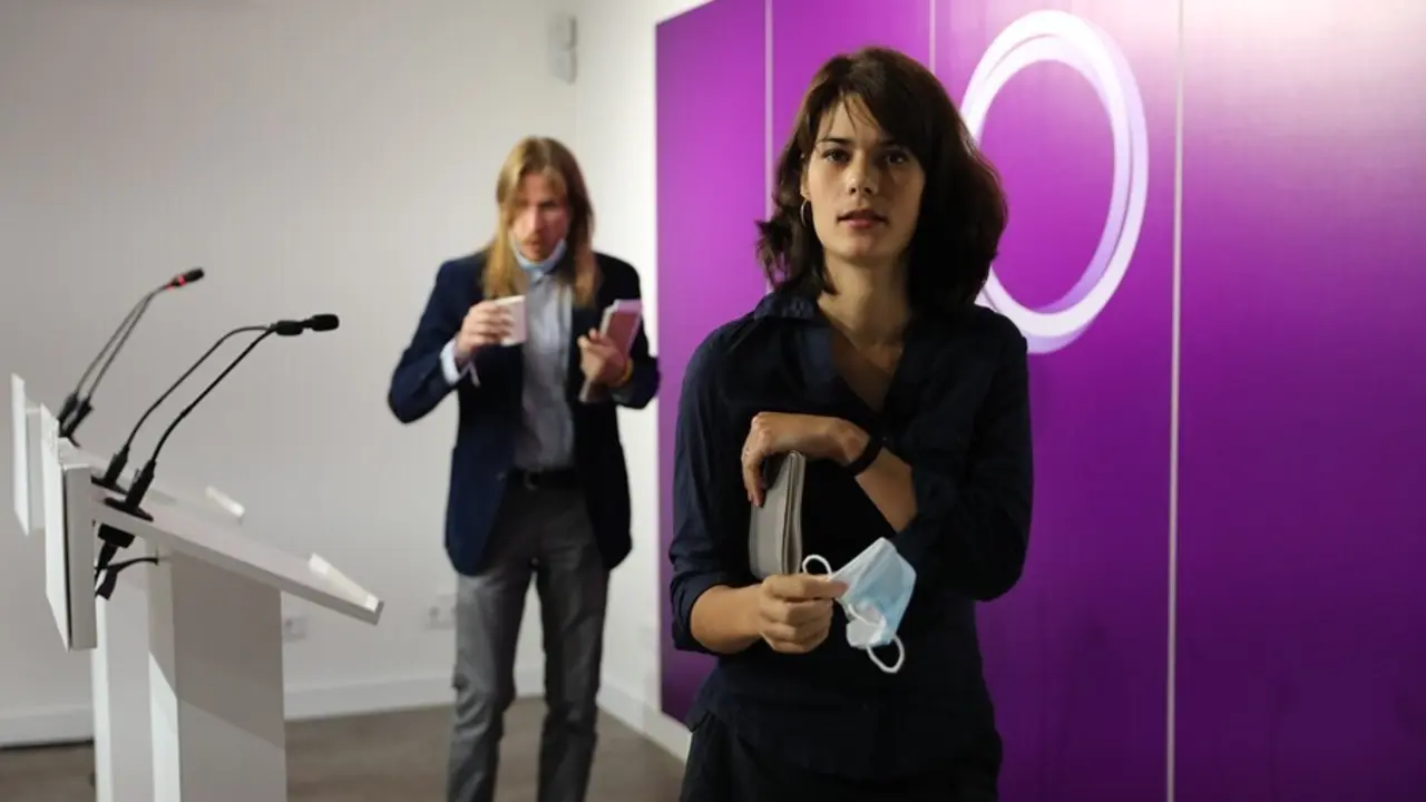 Los portavoces de Podemos Isa Serra y Pablo Fern&aacute;ndez tras una rueda de prensa en la sede de Podemos, a 20 de septiembre de 2021, en Madrid, (Espa&ntilde;a).