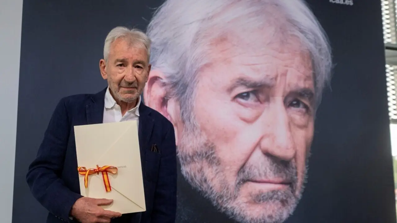 El actor Jos&eacute; Sacrist&aacute;n posa con el Premio Nacional de Cinematograf&iacute;a 2021, en el centro cultural Tabakalera, a 20 de septiembre de 2021, en San Sebasti&aacute;n, Pa&iacute;s Vasco, (Espa&ntilde;a). 