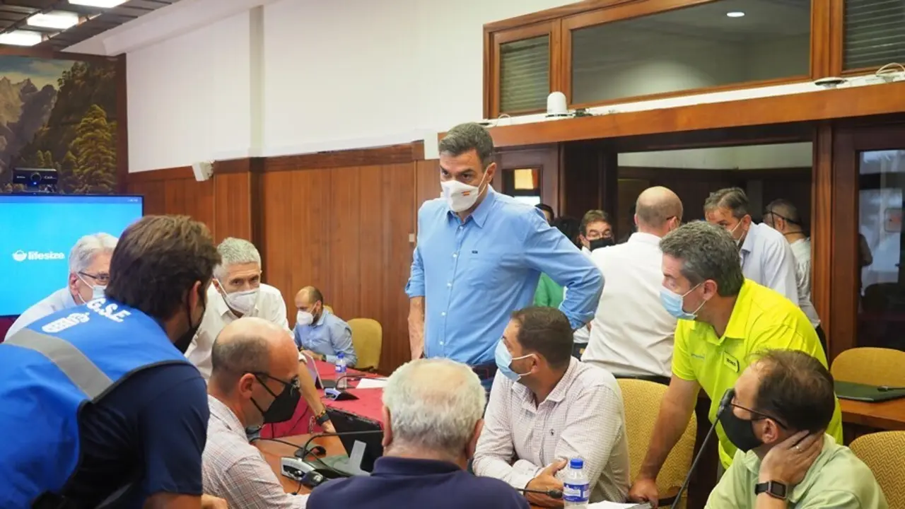 El ministro del Interior, Fernando Grande-Marlaska  y el presidente del Gobierno, Pedro S&aacute;nchez , durante una reuni&oacute;n con los t&eacute;cnicos de Emergencias, a 20 de septiembre de 2021, en La Palma, Santa Cruz de Tenerife, Islas Canarias, (Espa&ntilde;a). 