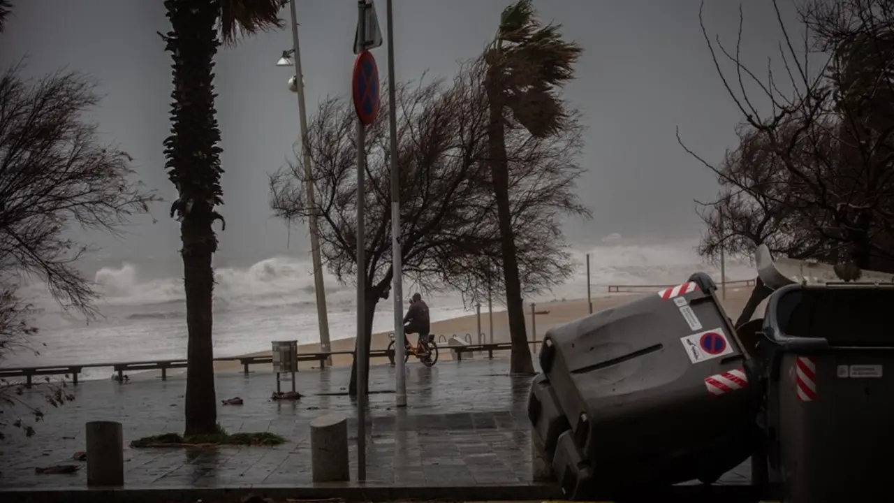 Archivo - Varios contenedores ca&iacute;dos el paseo mar&iacute;timo de Barcelona, donde la borrasca 'Gloria' ha dejado fuertes rachas de viento y lluvia, a 21 de enero de 2020.