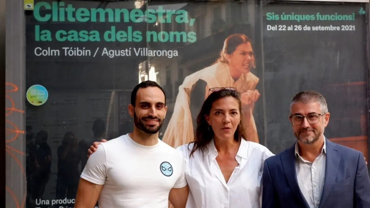 El actor Aitor Gabald&agrave; y la actriz N&uacute;ria Prims junto al director del Teatre Principal de Palma de Mallorca, Josep Cerd&agrave;, en la presentaci&oacute;n de la obra 'Clitemnestra, la casa dels noms' de Agust&iacute; Villaronga en el Teatre Romea de Barcelona