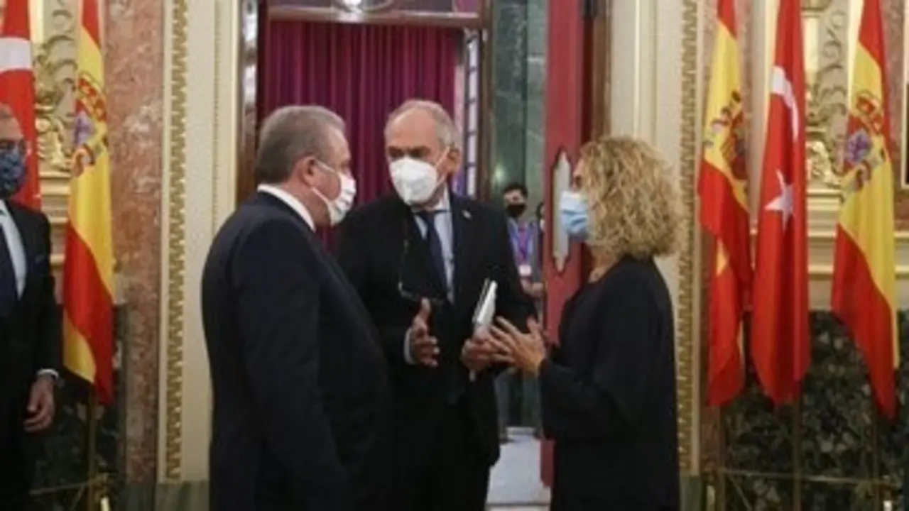 La presidenta del Congreso, Meritxell Batet, saluda al presidente de la Gran Asamblea de Turqu&iacute;a, Mustafa Sentop.