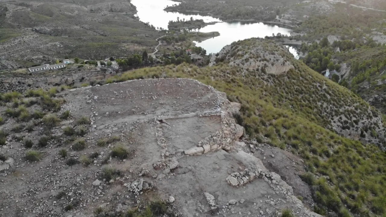 Investigadores de la UA descubren un gran almac&eacute;n en el yacimiento protohist&oacute;rico de Los Almadenes