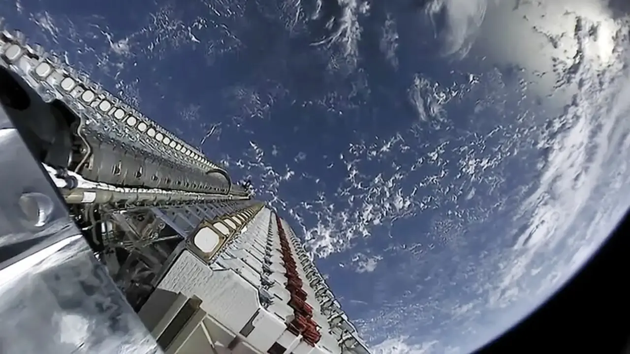 Ristra de sat&eacute;lites Starlink antes de ser puestos en &oacute;rbita