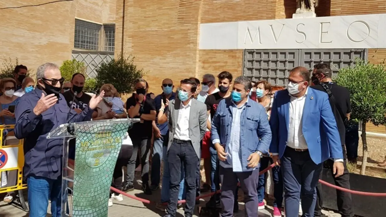 Jos&eacute; Luis Perales descubre su vinilo conmemorativo en M&eacute;rida