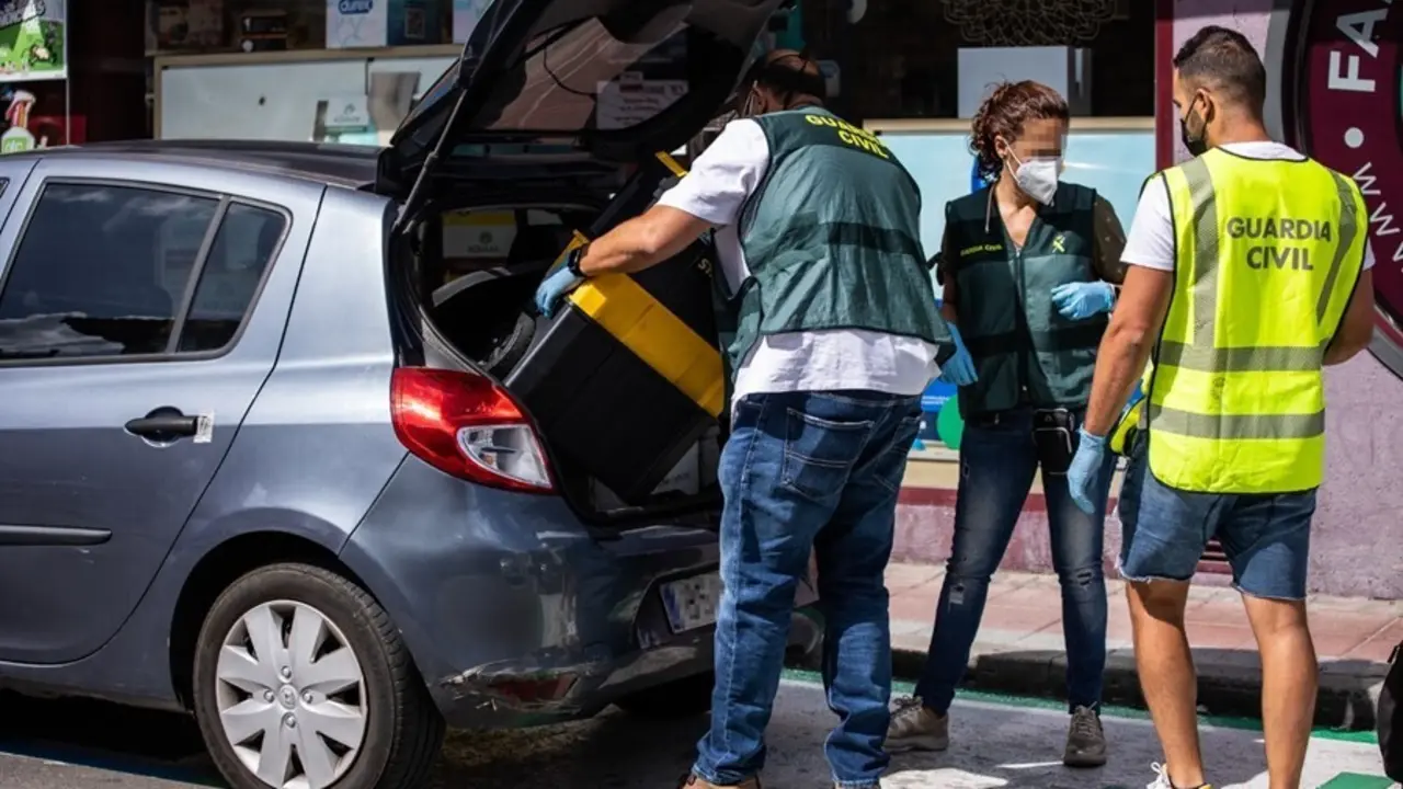 La Guardia Civil recoge pruebas de los dos apu&ntilde;alamientos de Noelia de Mingo en El Molar