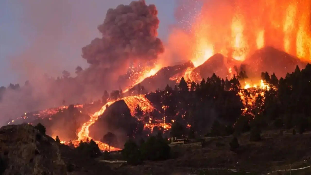 Las coladas de lava de La Palma bajan a 1.075 grados y una velocidad de 700 metros por hora. Efe
