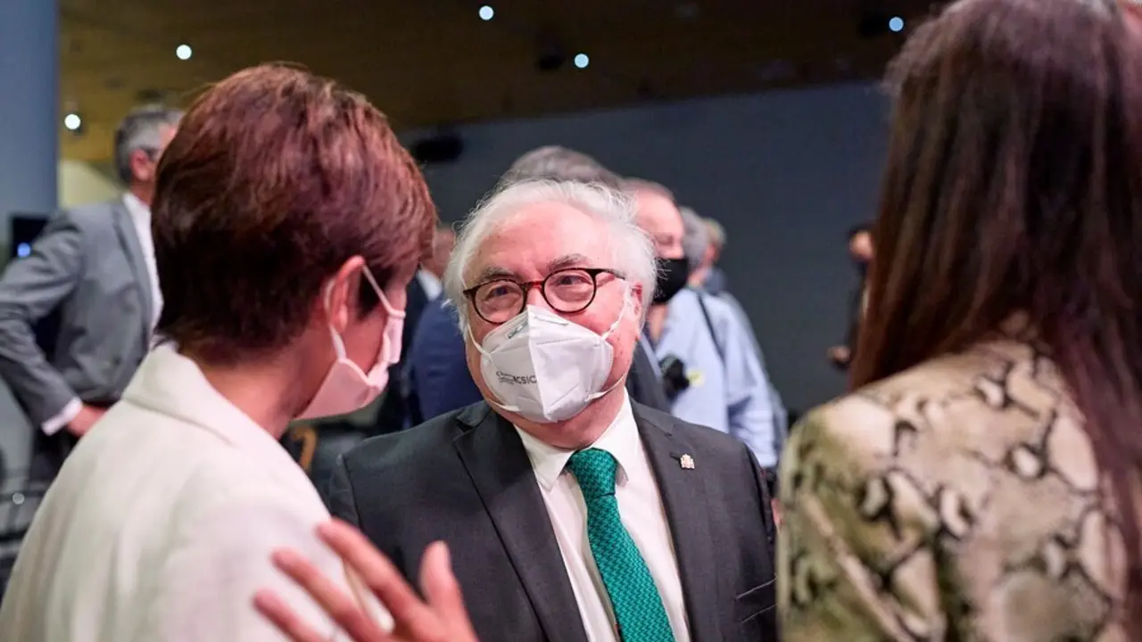 El ministro de Universidades, Manuel Castells, en un acto para abrir el nuevo curso pol&iacute;tico, a 1 de septiembre de 2021, en Casa Am&eacute;rica, Madrid, (Espa&ntilde;a). El equipo de Gobierno Central, acompa&ntilde;ado de representantes de la sociedad civil, empresarial, cult