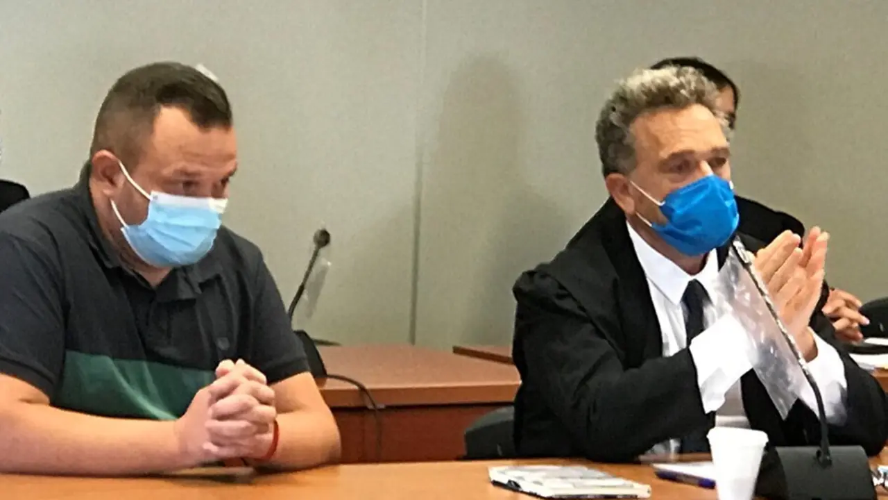 El acusado de intentar matar a su padre junto a su abogado defensor