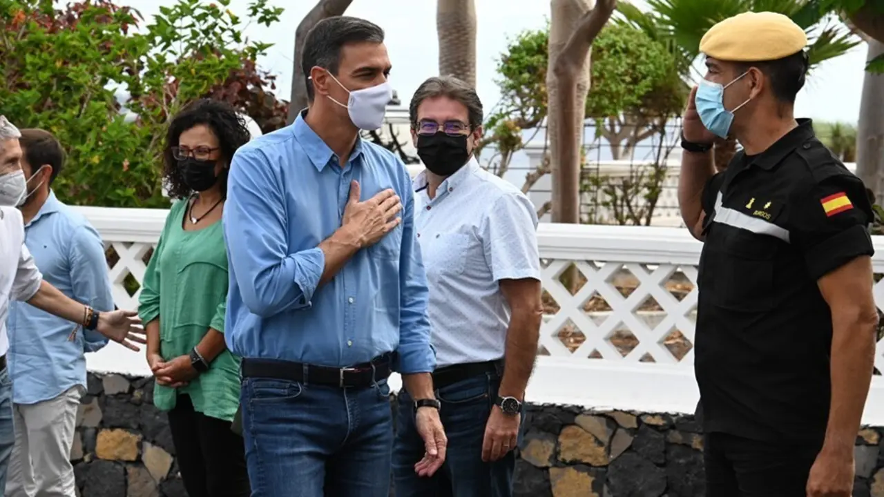El presidente del Gobierno, Pedro S&aacute;nchez, visita las zonas afectadas por la erupci&oacute;n del volc&aacute;n en La Palma.