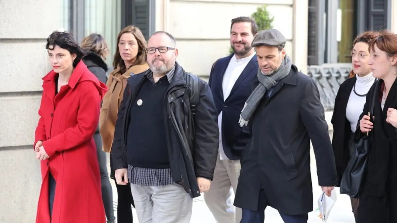 Archivo - Los dipitados de En Com&uacute; Podem, Mar Garcia (1i), Joan Mena (3i), Jaume Asens (3d) y Aina Vidal (2d), a su llegada a la sesi&oacute;n de constituci&oacute;n de las Cortes para la XIV Legislatura en el Congreso de los Diputados, Madrid (Espa&ntilde;a), a 3 de diciembr